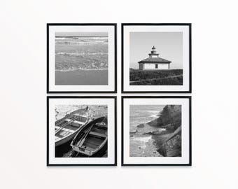 Puede incluir: Cuatro impresiones artísticas costeras en blanco y negro enmarcadas. Las imágenes incluyen olas del océano, un faro, dos botes y una costa rocosa. Las impresiones se exhiben en una pared blanca.