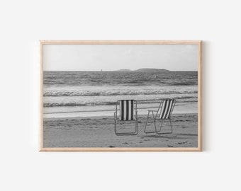Foto de sillas de playa vintage: Impresión costera en blanco y negro (descarga digital)