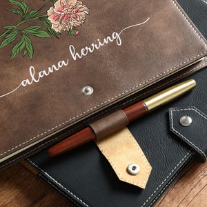 Gepersonaliseerde dagboek, notitieboek geboortebloem, cadeau voor haar, reisdagboek, verjaardagscadeau, aangepast leren dagboek, cadeau boekenliefhebber, bloemen
