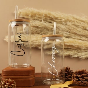 Tazza di soda in lattina di vetro personalizzata, tazza da caffè con nome personalizzato con cannuccia e coperchio, regalo per damigelle d'onore, regalo di compleanno, regalo per la festa della mamma, regalo per lei