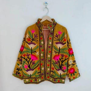 Giacca da donna gialla Suzani ricamata a mano, elegante e alla moda etnica.