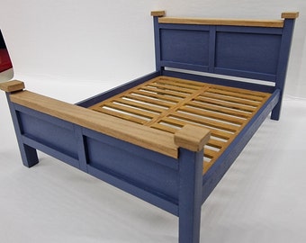 Dockhus i skala 1:12, modern dubbelsäng. Färdigskuret, monteringsklart kit.