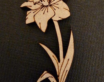 Adorno de madera con forma de flor de narciso cortado con láser en MDF.