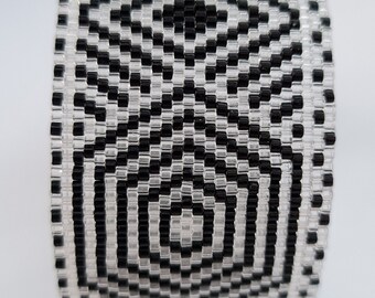 Hypnotic bracelet - easy pattern (no physical bracelet)