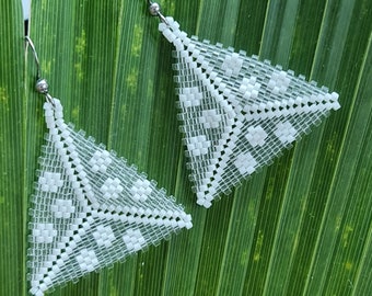 Patrón de aretes de triángulo de encaje