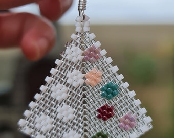 Modèle de boucles d'oreilles flèches en fleurs