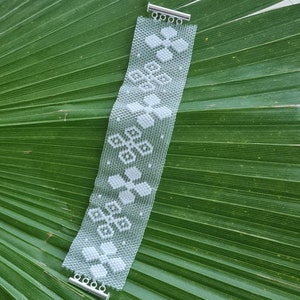 Crystal and white lace bracelet pattern (no physical bracelet)
