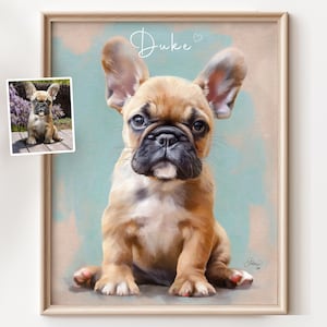 Könnte beinhalten: Ein Gemälde eines Französischen Bulldoggen-Welpen namens Duke. Der Welpe sitzt mit gekreuzten Pfoten und schaut direkt auf den Betrachter. Der Hintergrund ist hellblau mit einem weichen Aquarelleffekt.