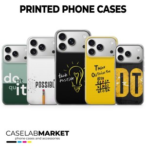 Pode incluir: Uma coleção de capas de telemóvel estampadas com vários designs. As capas apresentam frases motivacionais como "don't quit", "think positive" e "think outside the box". As capas são de cores diferentes, incluindo verde, branco, preto e amarelo.