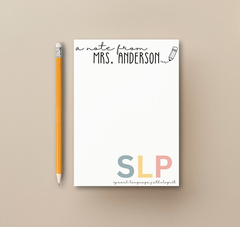 Puede incluir: Un bloc de notas blanco con una nota de la Sra. Anderson, un dibujo a l&aacute;piz y el texto "SLP speech language pathologist" en letras de colores.