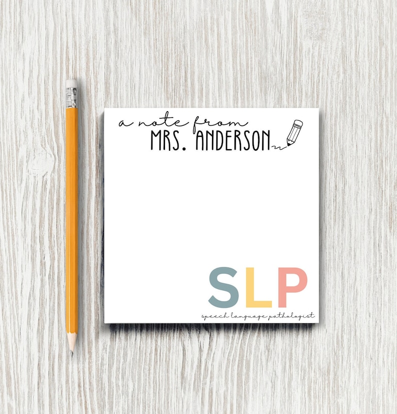 Puede incluir: Un bloc de notas blanco con un logotipo "SLP" azul, amarillo y rosa que dice "speech language pathologist" debajo. La parte superior del bloc de notas dice "a note from MRS. ANDERSON" con un dibujo de l&aacute;piz al lado.