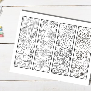 Puede incluir: Cuatro dise&ntilde;os de marcap&aacute;ginas imprimibles con una variedad de animales y plantas. Los dise&ntilde;os incluyen un elefante, una jirafa, una serpiente y un gato. Cada dise&ntilde;o est&aacute; rodeado de cactus, flores y otros elementos con tem&aacute;tica del desierto.