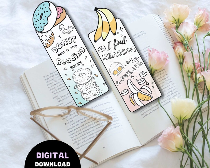 Pode incluir: Dois marcadores coloridos com tema de donut e banana. O marcador de donut diz "Eu n&atilde;o quero parar de ler livros". O marcador de banana diz "Eu acho a leitura muito atraente".
