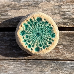 Puede incluir: Un juego de tres tazas de cerámica con un acabado mate moteado. Las tazas son de color crema, marrón claro y marrón oscuro. Cada taza tiene un diseño sencillo y un asa redondeada.