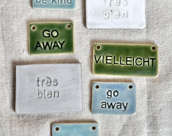 Keramikschilder mit Worten - handgefertigte Unikate - italienisch, französische Wörter, très bien, vielleicht, go away, be kind