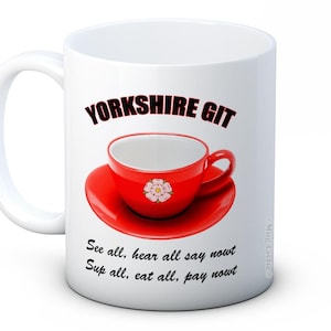 Peut inclure: Une tasse à café en céramique blanche avec un motif de tasse à thé et de soucoupe rouge. La tasse à thé a un motif de rose blanche et le texte "YORKSHIRE GIT" est imprimé en noir sur la tasse. Le texte "See all, hear all say nowt Sup all, eat all, pay nowt" est imprimé en noir au bas de la tasse.
