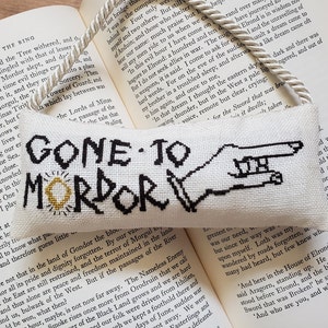 PDF: Beidseitiges nie-zu-Mordor-Türschild-Muster für Kreuzstich