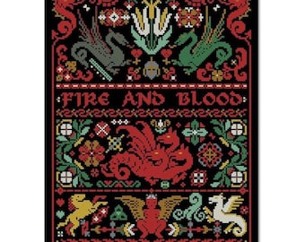 Puede incluir: Un patrón de punto de cruz negro y rojo con un dragón de tres cabezas, flores y el texto "Fire and Blood".