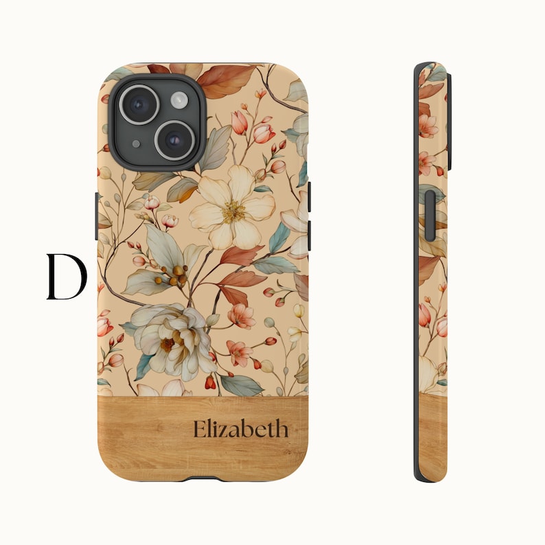 Puede incluir: Una funda para tel&eacute;fono beige y marr&oacute;n con flores, con un fondo de madera y el nombre "Elizabeth" impreso en ella.