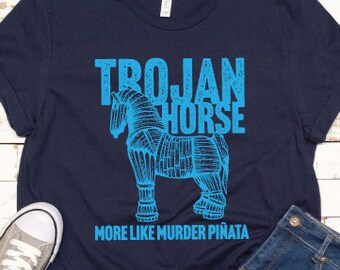 Könnte beinhalten: Ein marineblaues T-Shirt mit einer blauen Grafik eines Trojanischen Pferdes und dem Text "Trojan Horse More Like Murder Piñata".