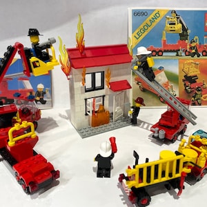 Vehículos de bomberos LEGO y casa en llamas
