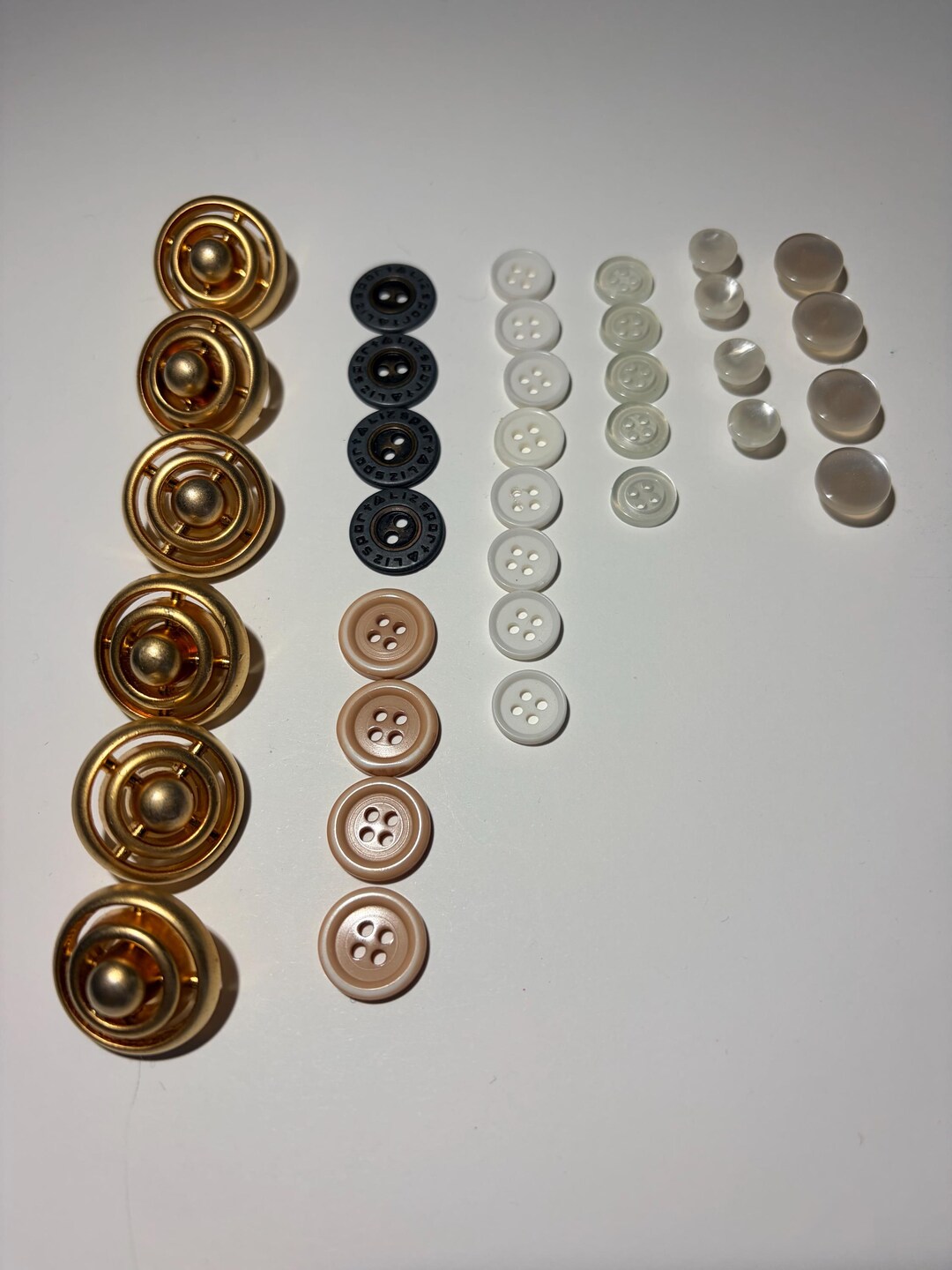 Vintage Buttons Round Lot of 35 Flat and Shank Backs 7 Styles Variety ...