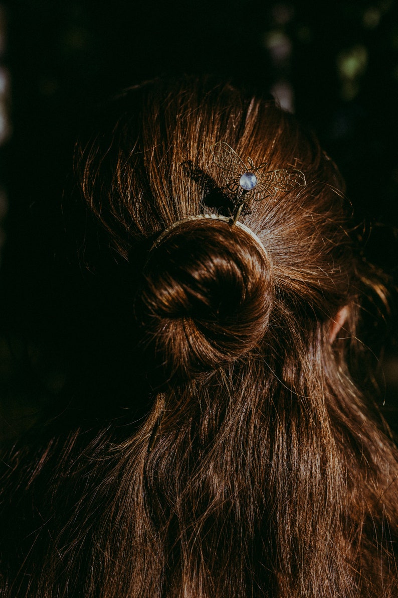 Épingle à cheveux en laiton brut en forme de papillon de nuit avec obsidienne dorée image 3