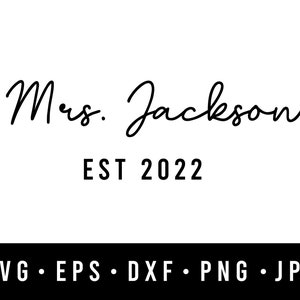 Puede incluir: Gráfico de texto en blanco y negro que dice "Mrs. Jackson EST 2022".