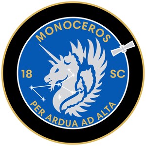 Puede incluir: Un parche circular azul y dorado con un unicornio blanco con alas y una constelaci&oacute;n de estrellas. El texto "MONOCEROS 18 SC PER ARDUA AD ALTA" est&aacute; escrito alrededor del unicornio.