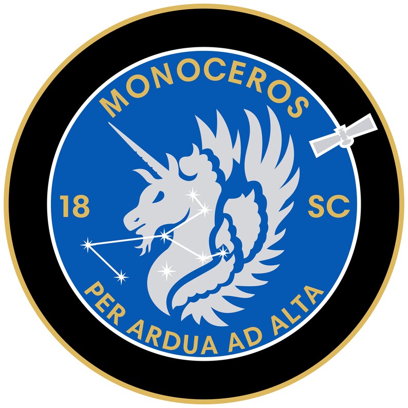 Puede incluir: Un parche circular azul y dorado con un unicornio blanco con alas y una constelaci&oacute;n de estrellas. El texto "MONOCEROS 18 SC PER ARDUA AD ALTA" est&aacute; escrito alrededor del unicornio.