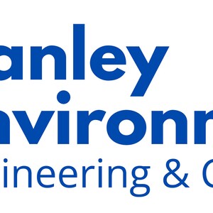 Puede incluir: Logotipo azul para Hanley Environmental Engineering & Consulting. El logotipo presenta un c&iacute;rculo azul estilizado con cuatro l&iacute;neas verticales en su interior.