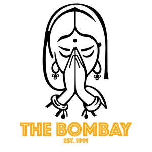 Puede incluir: Ilustraci&oacute;n en blanco y negro de una mujer con las manos juntas en posici&oacute;n de oraci&oacute;n. La mujer lleva joyas tradicionales indias. El texto "THE BOMBAY EST. 1991" est&aacute; debajo de la ilustraci&oacute;n.