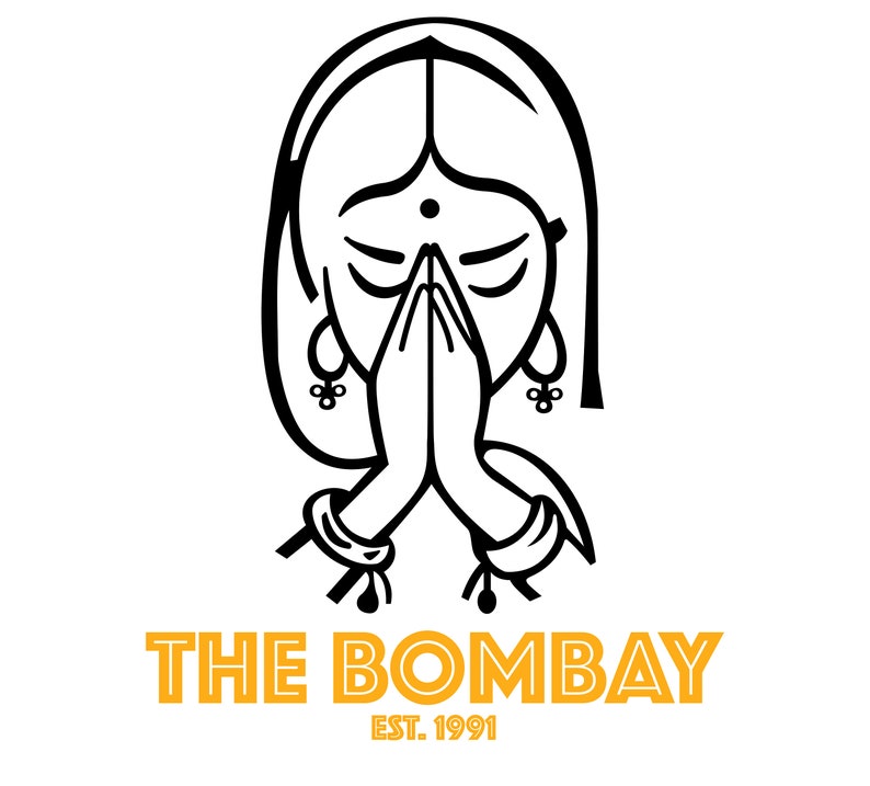 Puede incluir: Ilustraci&oacute;n en blanco y negro de una mujer con las manos juntas en posici&oacute;n de oraci&oacute;n. La mujer lleva joyas tradicionales indias. El texto "THE BOMBAY EST. 1991" est&aacute; debajo de la ilustraci&oacute;n.
