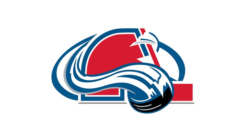 Puede incluir: Un logotipo estilizado que presenta una "A" roja y azul con un dise&ntilde;o de onda blanca y un disco de hockey negro. El logotipo est&aacute; rodeado por una ovalada azul y gris.