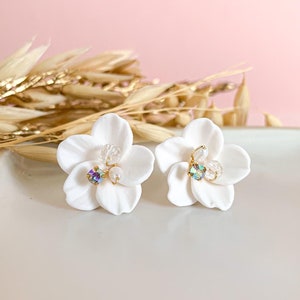 Modern White Floral Bridal Stud Earrings with Pearls- Handcrafted Clay Wedding Jewelry,  wedding day earrings, Anniversary gift for her