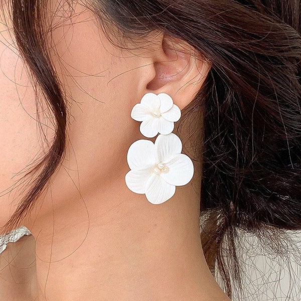 Boucles d’oreilles en argile florale de mariée, boucles d’oreilles à double fleur avec perles, boucles d’oreilles blanches pour les mariées, bijoux de mariage pour les mariées boho