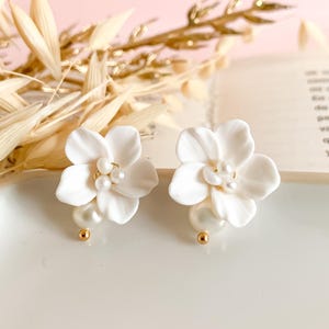 Modern bridal drop earrings, Delicate bridal earrings, Pearl flower drop earrings for wedding day, White porcelain floral earrings