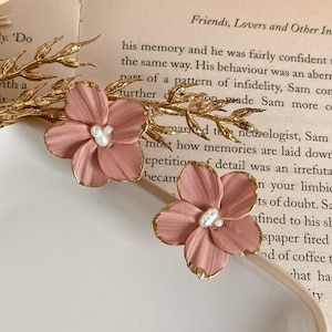 Brincos florais rosa blush: flor de argila de polímero, tachas de pérolas de água doce