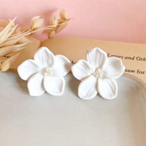 Sierlijke witte polymeerklei bloemoorknopjes: gepersonaliseerde bruidssieraden