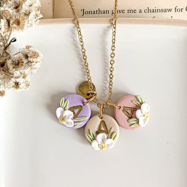 Collier personnalisé en argile polymère, collier en argile Monogram avec fleurs, charme de lettre initiale florale, bijoux de famille personnalisés pour maman