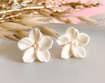 Delicate flower stud earrings in ivory, Bridal small flower earrings with freshwater pearls, Floral clay earrings for wedding civil ceremony