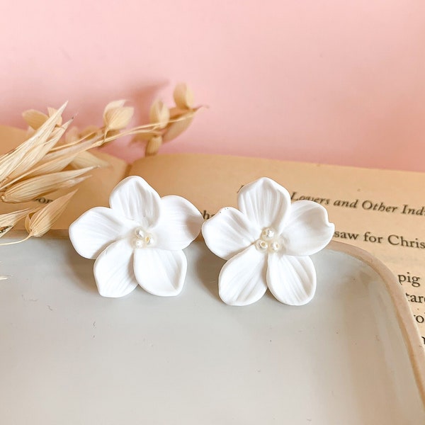 Zierliche weiße Blumenohrstecker für Bräute, Kleine Blumenohrringe zur Hochzeit, Brautblumenohrringe aus Ton, handgefertigter Hochzeitsschmuck