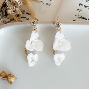 Bohemian Bridal Floral Earrings: Handcrafted Freshwater Pearl Dangle for Elegant Wedding Accessories