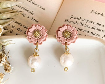 Blush wildflower pearl earrings, Polymer clay floral drops, blush poppy dangles with freshwater pearl, Cottagecore jewelry for bridesmaids