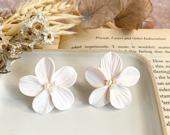 Orecchini floreali da sposa con perle, orecchini in avorio per spose boho, gioielli floreali fatti a mano per matrimonio, gioielli da sposa moderni