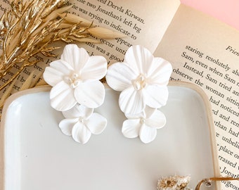 Pendientes de flores de arcilla polimérica hechos a mano: joyería nupcial con perlas de agua dulce