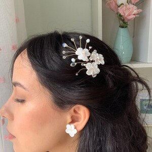 Bridal flower hair pins with pearls, White Floral Wedding Hairpieces for brides, Bridal hairstyle accessories, Wedding floral clips image 3