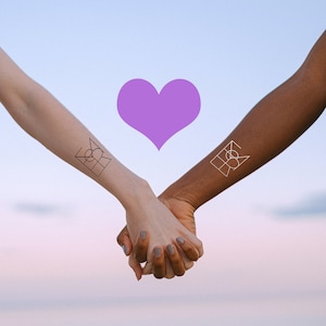 Peut inclure: Deux personnes de couleurs de peau différentes se tenant la main avec un cœur violet au-dessus d'elles. Les deux personnes ont des tatouages géométriques sur leurs poignets.