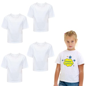 Puede incluir: Cuatro camisetas blancas, una de ellas con un diseño azul y amarillo con el texto "Happy Treasure".