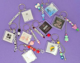 Llavero BTS con álbum de fotos, CD y discografía. Llavero personalizado de los Bangtan Boys con los 7 miembros.